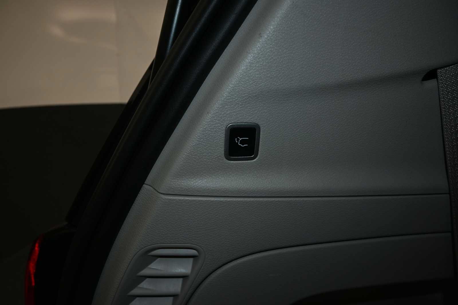 Used 2023 Chrysler Voyager LX FWD image 25