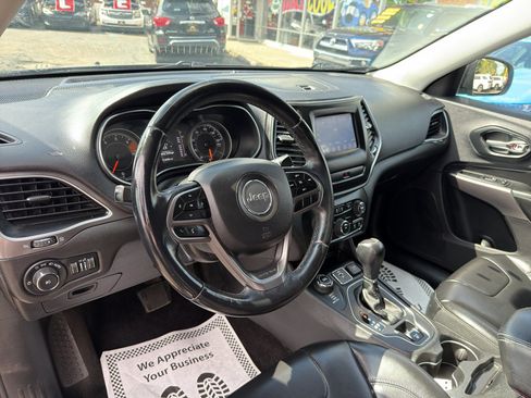 Used 2019 Jeep Cherokee Latitude Plus AWD/4WD image 13