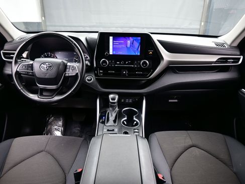 Used 2024 Toyota Highlander LE image 18