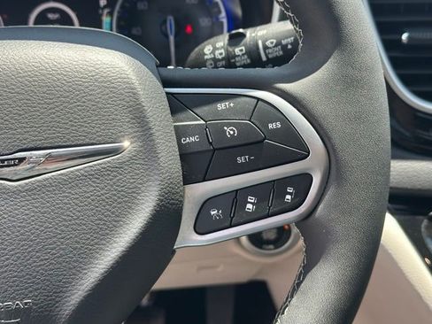 Used 2024 Chrysler Pacifica Touring-L FWD image 5