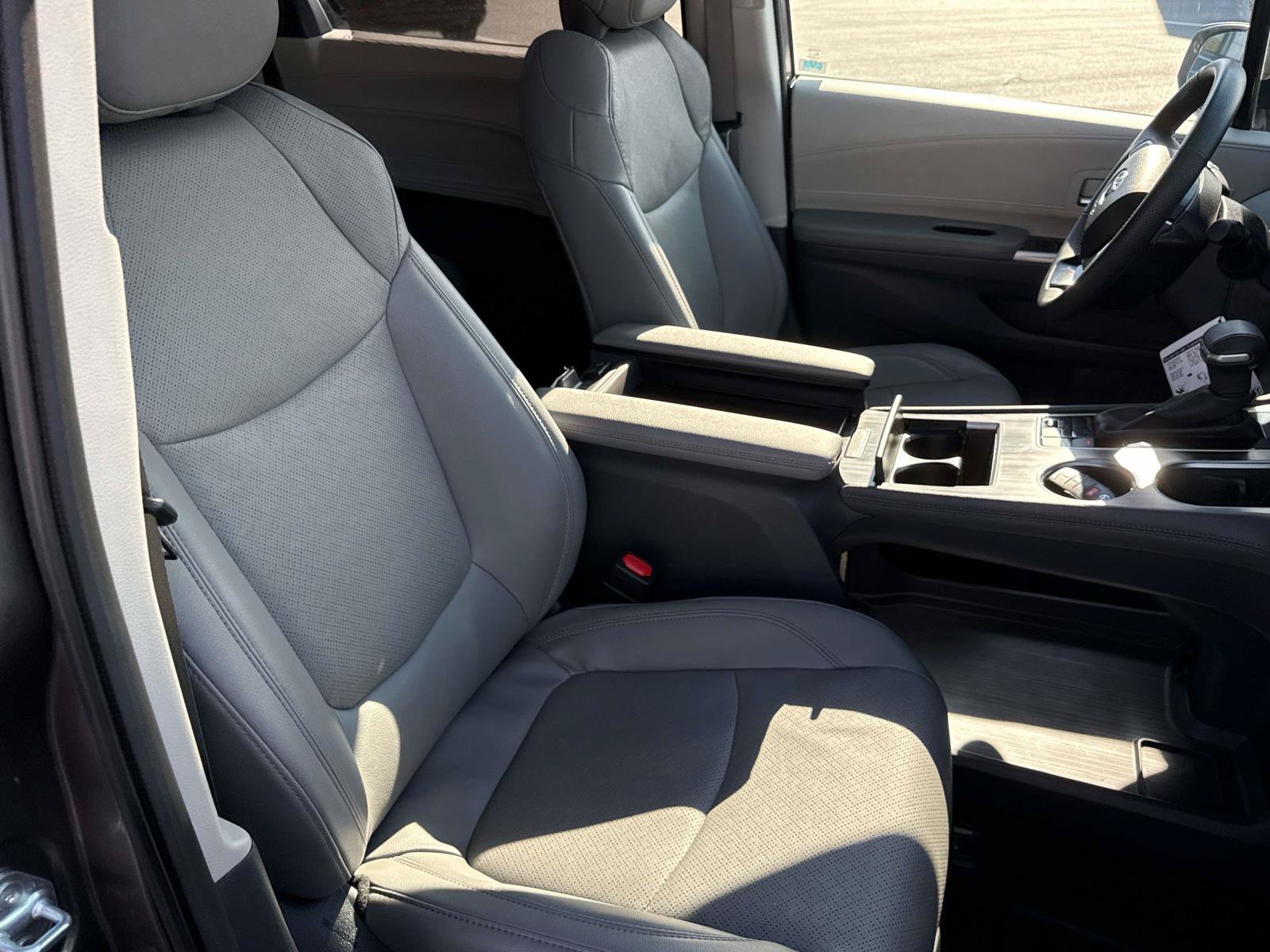Used 2023 Toyota Sienna Limited FWD image 19