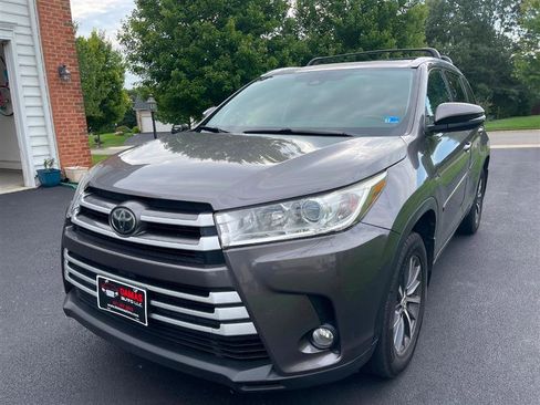 Used 2017 Toyota Highlander XLE w/ Protection Package #3 AWD/4WD image 2