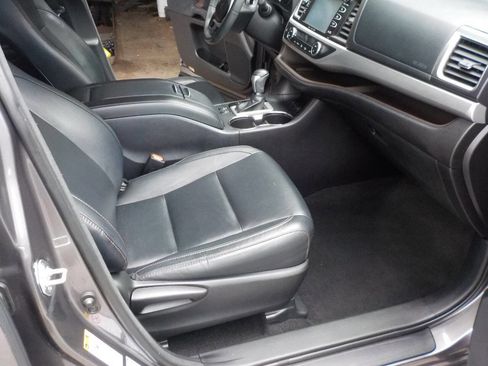 Used 2016 Toyota Highlander XLE AWD/4WD image 14