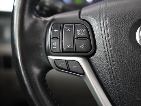 Used 2017 Toyota Highlander XLE AWD/4WD image 12