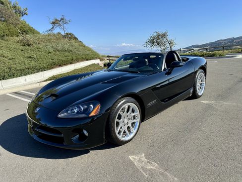 Used 2003 Dodge Viper SRT-10 image 2