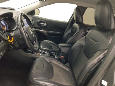 Used 2019 Jeep Cherokee Latitude Plus w/ Comfort/Convenience Group FWD image 17