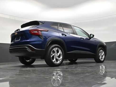 Used 2024 Chevrolet Trax LS w/ LS Convenience Package FWD image 24