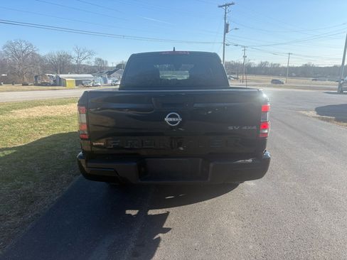 Used 2024 Nissan Frontier SV image 3