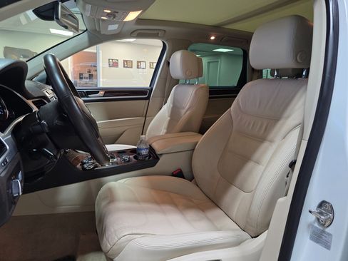 Used 2014 Volkswagen Touareg TDI image 15