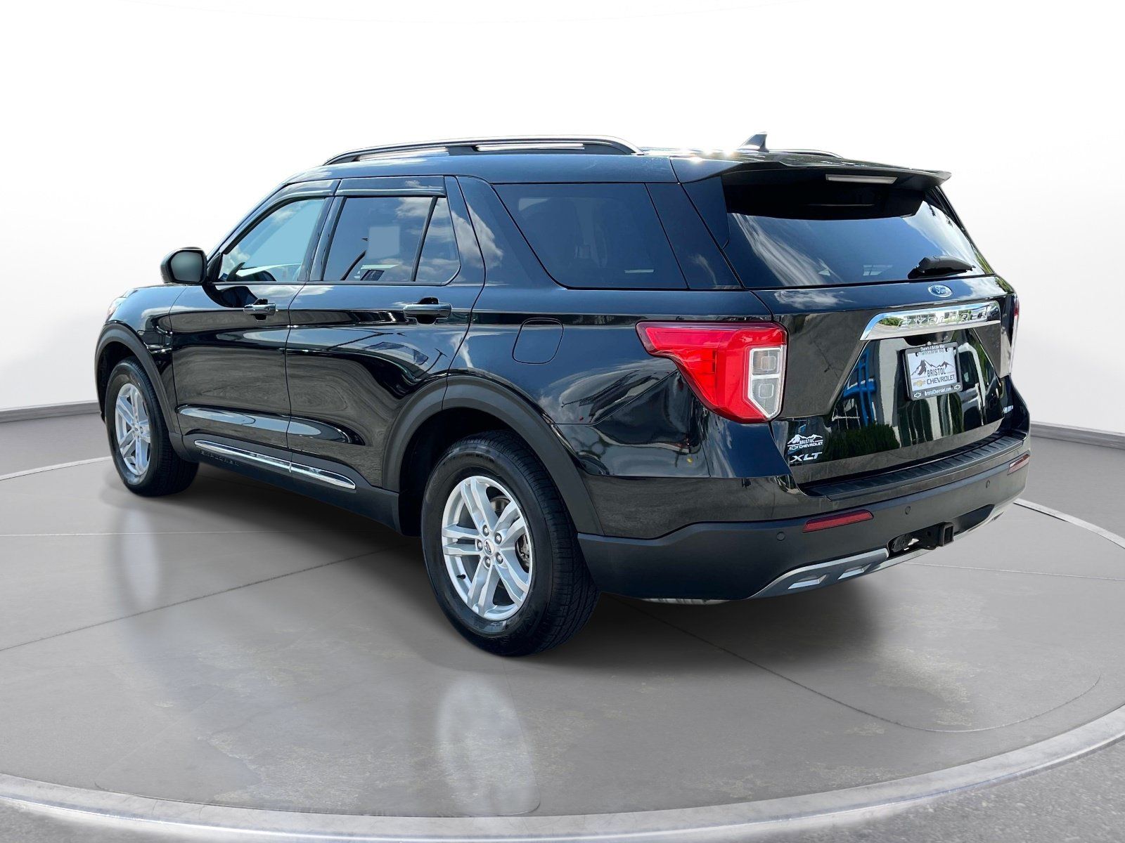 Used 2021 Ford Explorer XLT w/ Equipment Group 202A AWD/4WD image 7