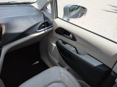 Used 2019 Chrysler Pacifica Touring-L Plus w/ Advanced Safetytec Group FWD image 17