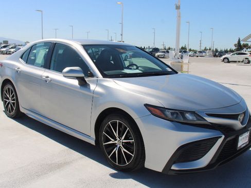 Used 2023 Toyota Camry SE FWD image 2