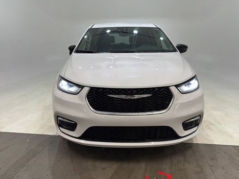 Used 2024 Chrysler Pacifica Touring-L image 3