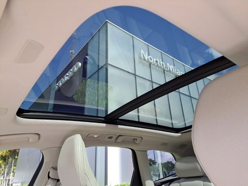 Used 2024 Volvo XC60 T8 Plus image 6