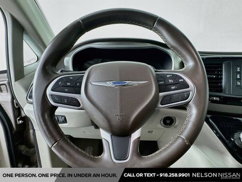 Used 2017 Chrysler Pacifica Touring-L FWD image 11