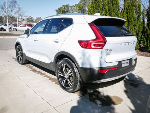 Used 2025 Volvo XC40 B5 Core image 8