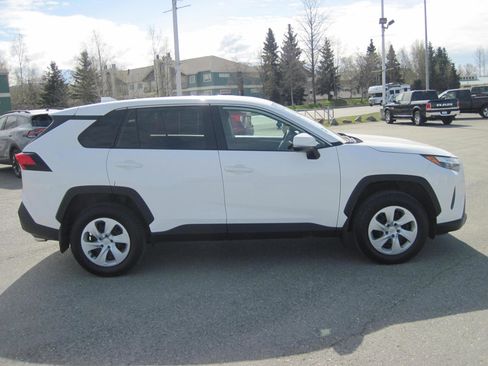 Used 2024 Toyota RAV4 LE AWD/4WD image 3
