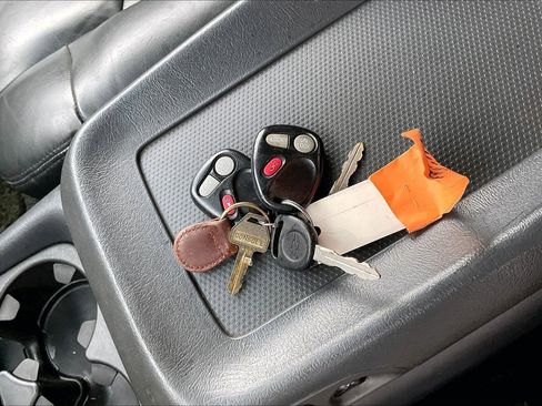 Used 2002 Chevrolet Avalanche 4x4 w/ Convenience Pkg image 9