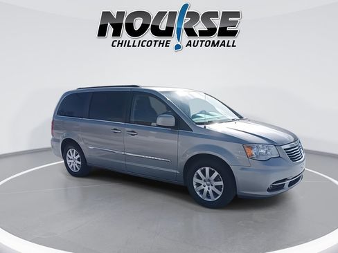 Used 2016 Chrysler Town & Country Touring image 2