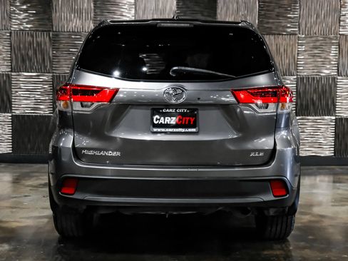 Used 2018 Toyota Highlander XLE FWD image 11