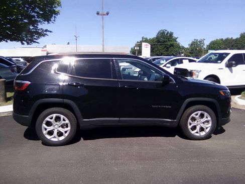 Used 2024 Jeep Compass Latitude AWD/4WD image 2