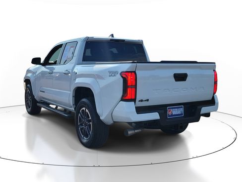 Used 2025 Toyota Tacoma TRD Sport AWD/4WD image 3