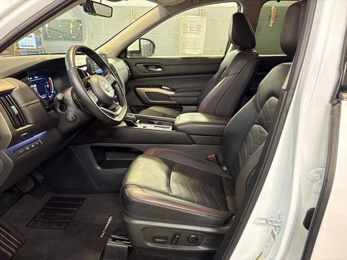 Certified 2025 Nissan Pathfinder Platinum w/ Cargo Package FWD image 9