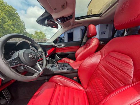 Used 2018 Alfa Romeo Giulia Ti Sport w/ Quick Order Package 22S Sport AWD/4WD image 5