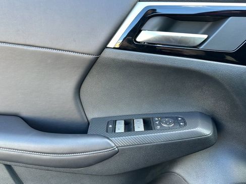 Used 2025 Mitsubishi Outlander 4WD Plug-In Hybrid image 11