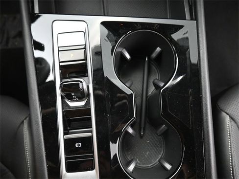 Used 2024 Volkswagen Atlas SE image 18