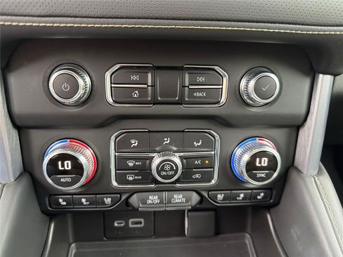 Used 2021 GMC Yukon SLT w/ SLT Luxury Plus Package AWD/4WD image 12