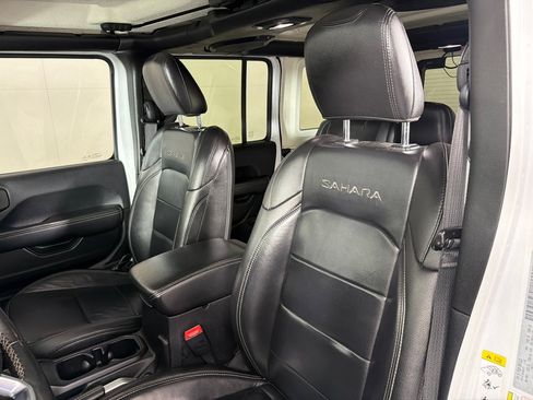 Used 2018 Jeep Wrangler Unlimited Sahara AWD/4WD image 13