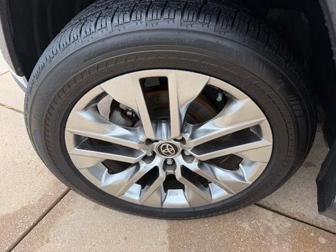 Used 2021 Toyota RAV4 XLE Premium FWD image 28