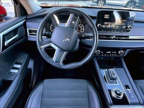 Used 2024 Mitsubishi Outlander SE Black Edition image 8