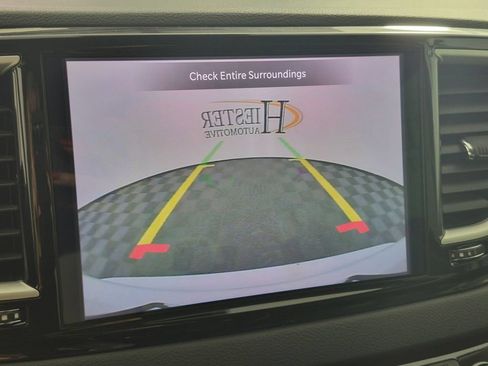 Used 2023 Chrysler Pacifica Touring-L FWD image 22