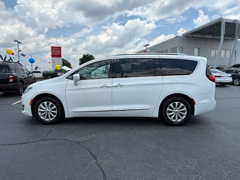 Used 2019 Chrysler Pacifica Touring-L FWD image 6