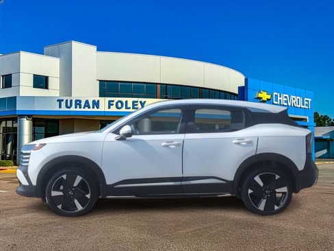 Used 2025 Nissan Kicks SR FWD image 2
