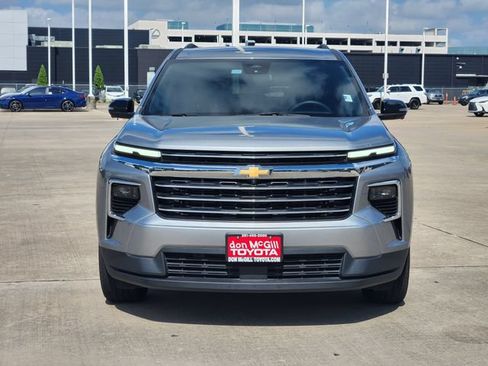Used 2025 Chevrolet Traverse LT w/ Driver Confidence Package FWD image 2