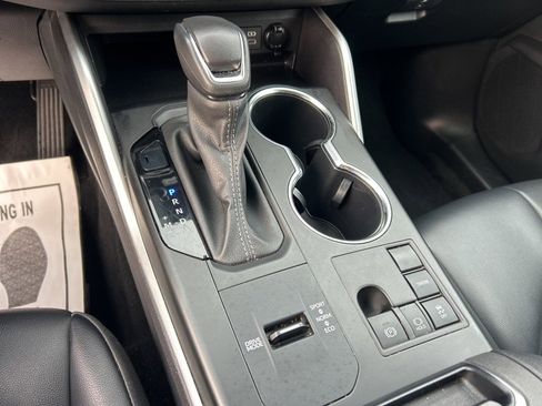 Used 2024 Toyota Highlander XLE image 11