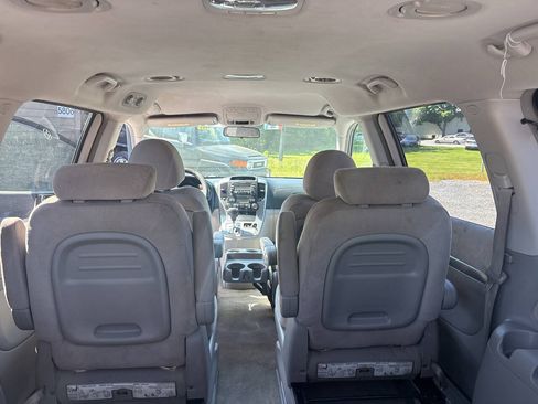 Used 2007 Hyundai Entourage Limited FWD image 15