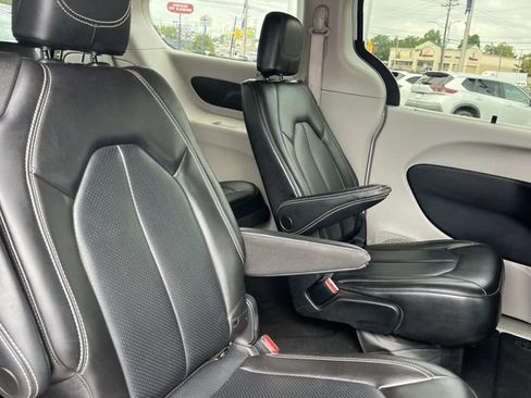 Used 2023 Chrysler Pacifica Touring-L FWD image 24