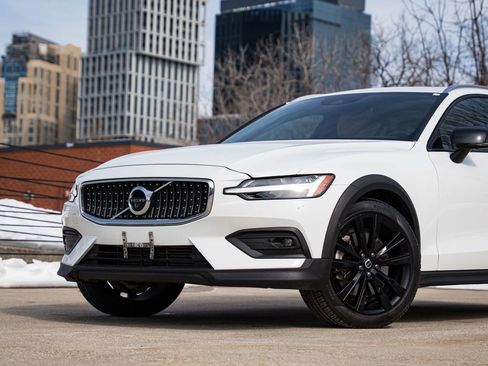 Used 2021 Volvo V60 T5 Cross Country image 2