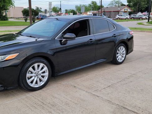 Used 2020 Toyota Camry LE image 12