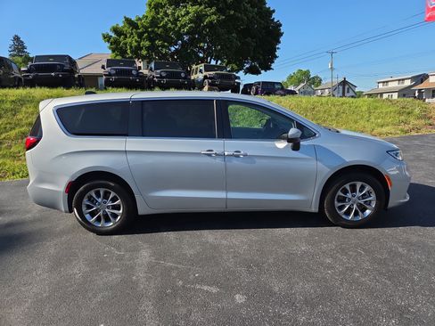 Used 2023 Chrysler Pacifica Touring-L AWD/4WD image 2