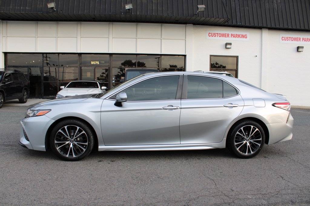Used 2019 Toyota Camry SE w/ Convenience Package FWD image 4