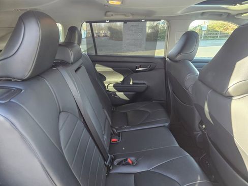 Used 2020 Toyota Highlander XLE image 17