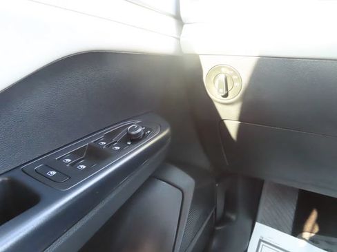 Used 2025 Volkswagen Taos SE FWD image 31