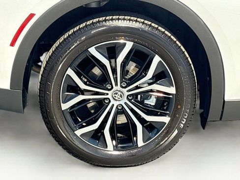 Used 2024 Toyota Crown w/ Carpet Mat Package (TMS) AWD/4WD image 32