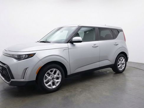 Used 2025 Kia Soul LX w/ LX Technology Package FWD image 3