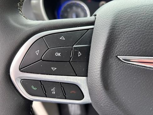 Used 2023 Chrysler Pacifica Touring-L FWD image 19